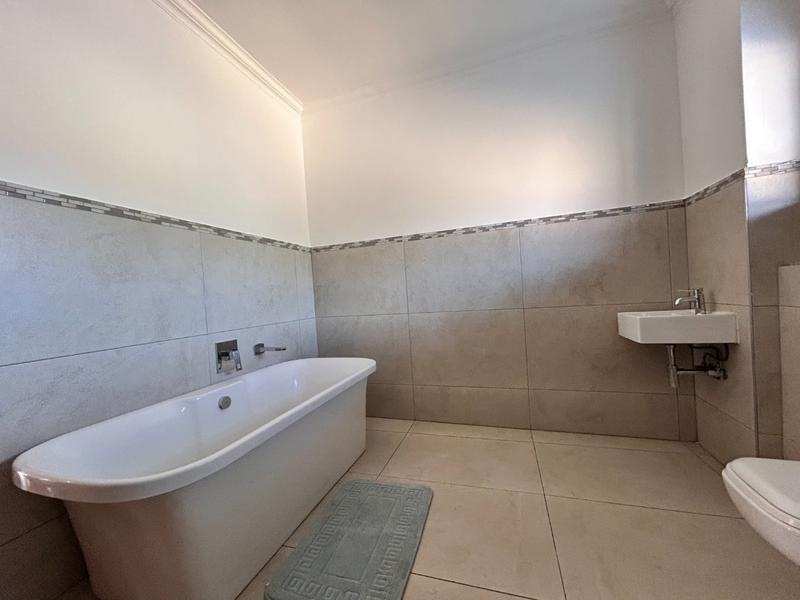 To Let 4 Bedroom Property for Rent in Xanadu North West